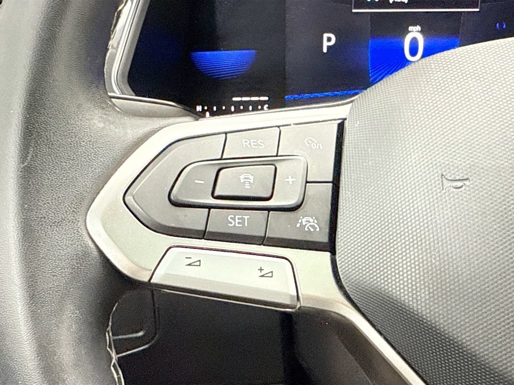 Used 2023 Volkswagen Tiguan SE w/ Panoramic Sunroof Package FWD image 11