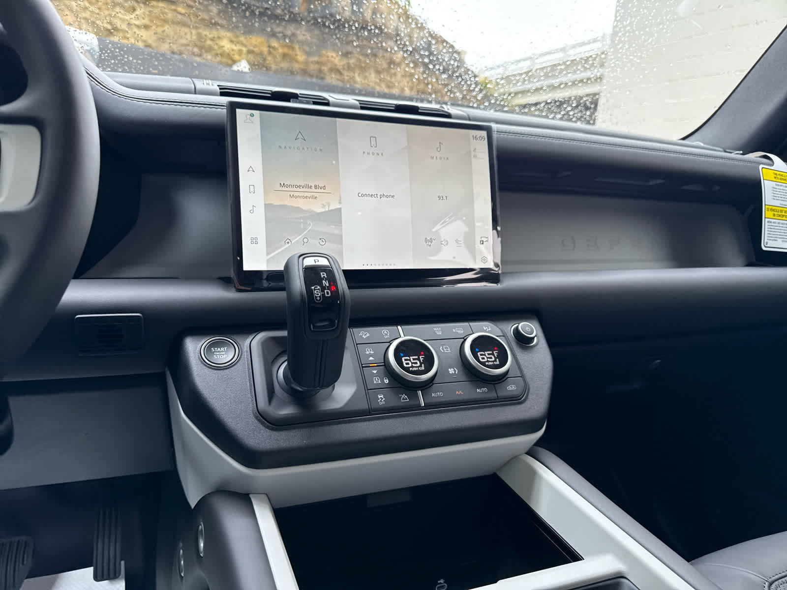 Used 2025 Land Rover Defender 130 S image 9