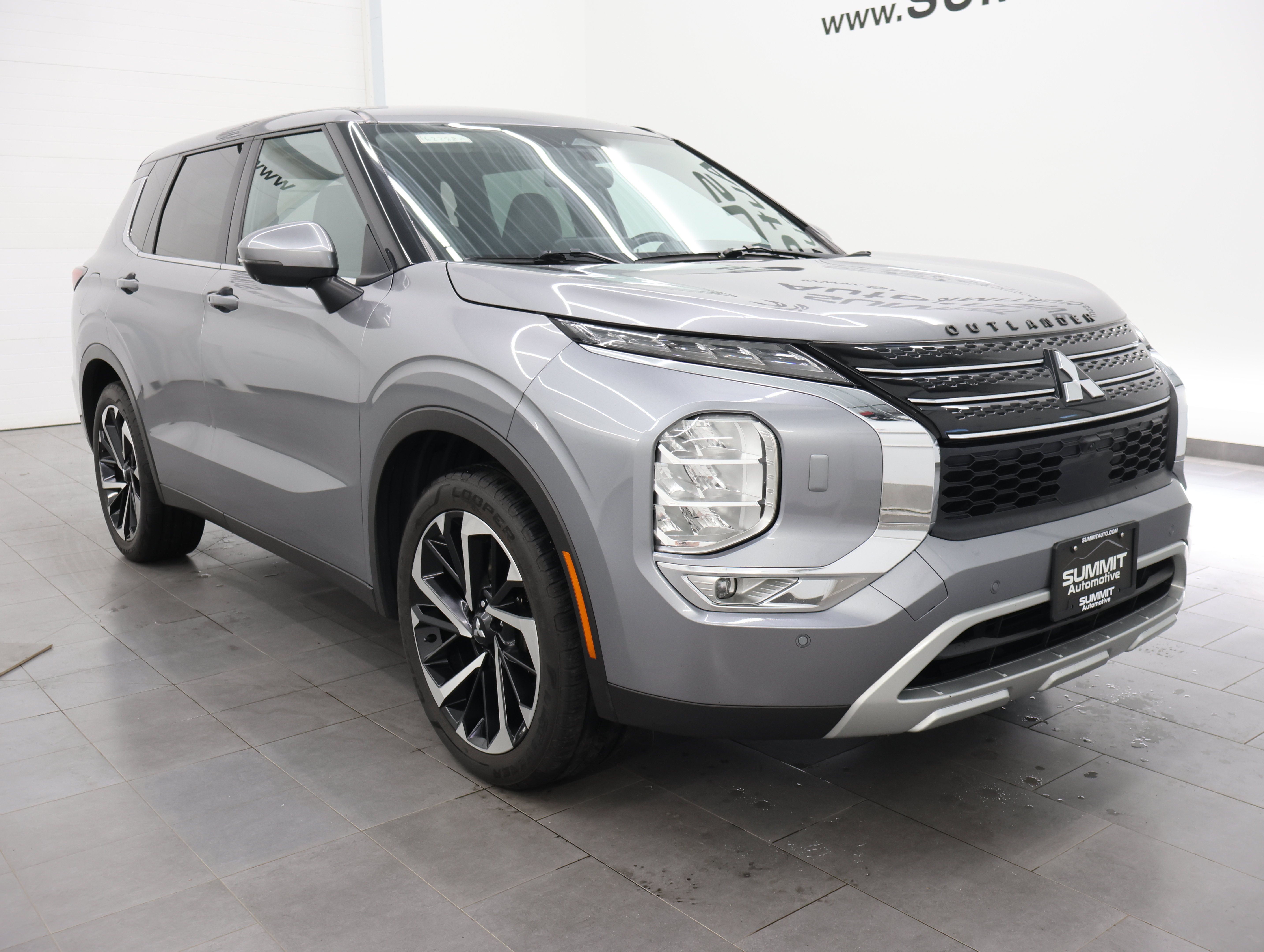 Used 2022 Mitsubishi Outlander SE AWD/4WD image 2