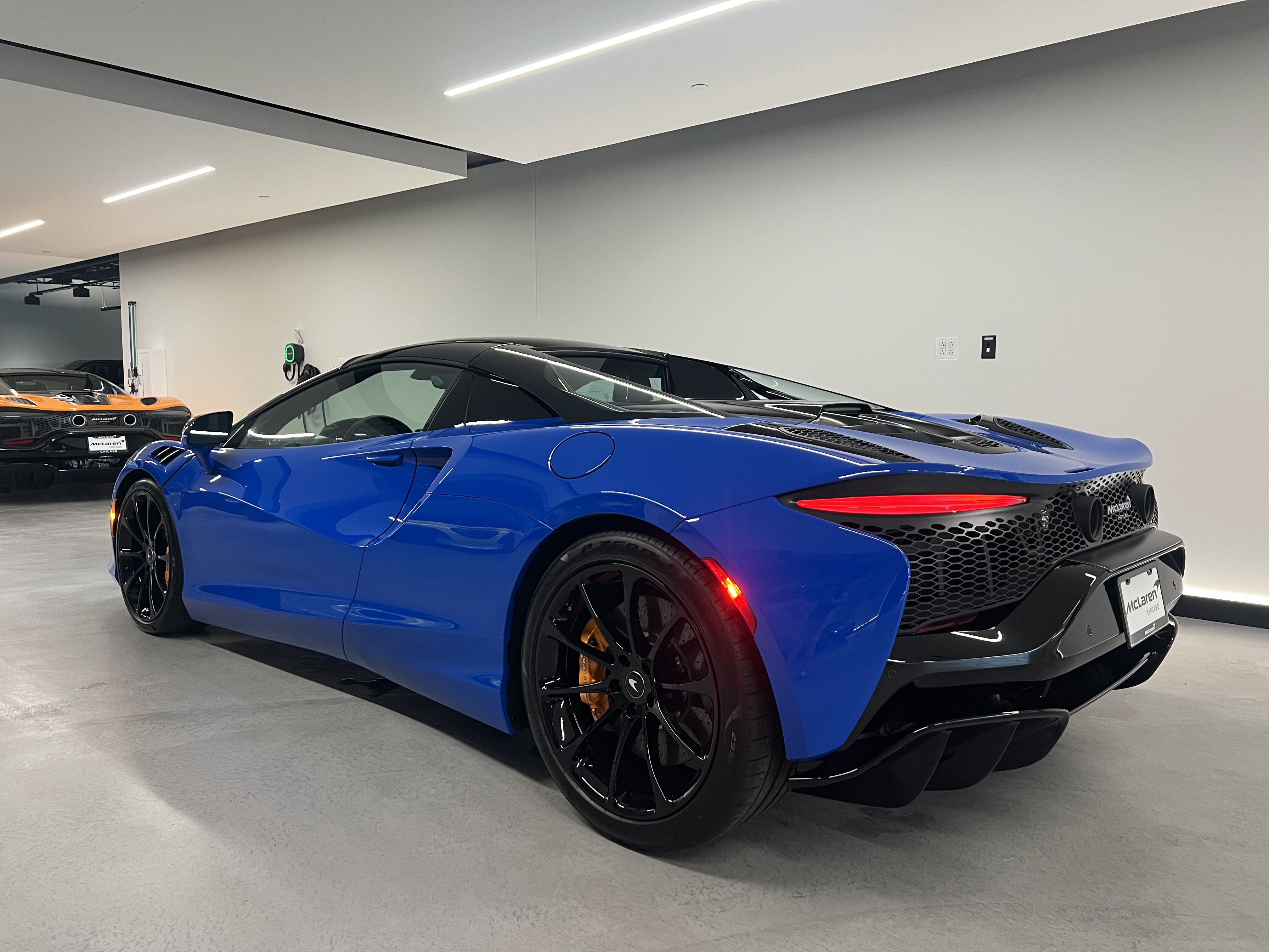 Used 2027 McLaren Artura Spider RWD image 35