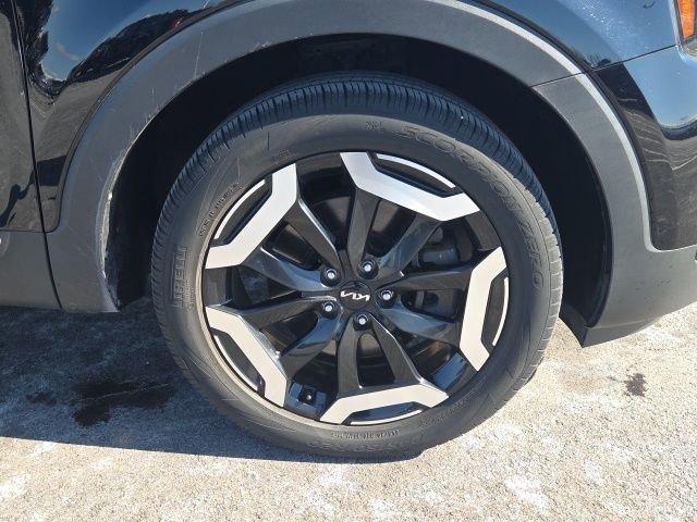 Used 2023 Kia Telluride EX w/ EX Captain's Chair Package image 2