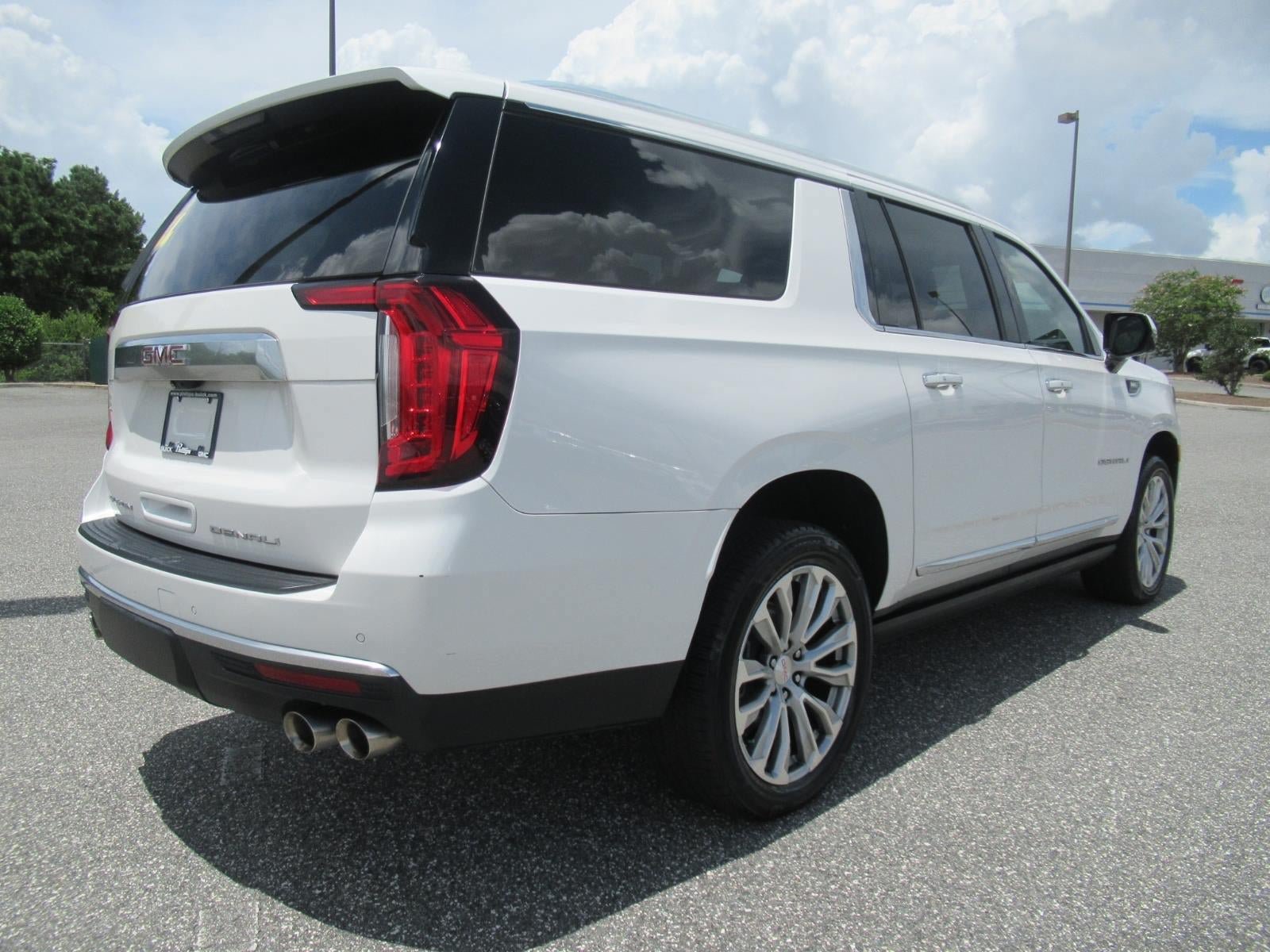 Used 2022 GMC Yukon XL Denali w/ Advanced Technology Package AWD/4WD image 7