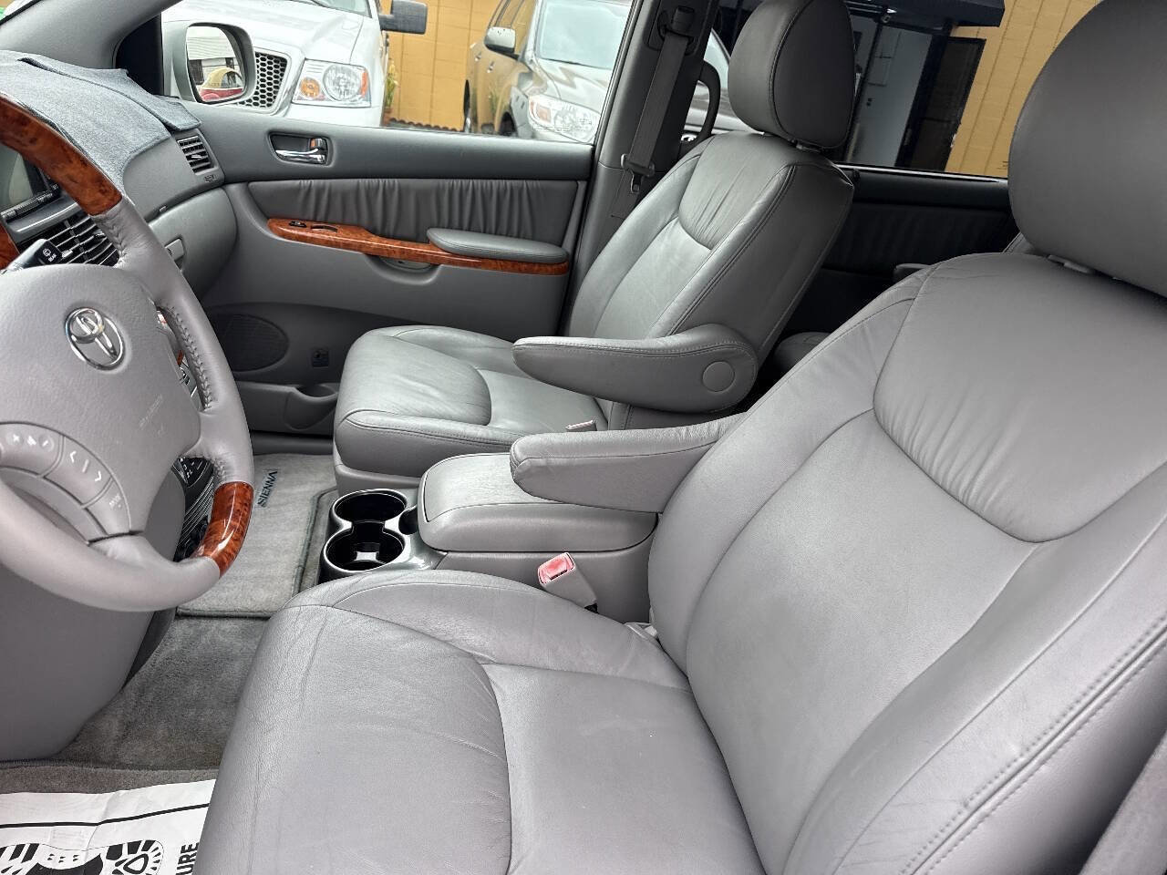 Used 2009 Toyota Sienna XLE Limited FWD image 14