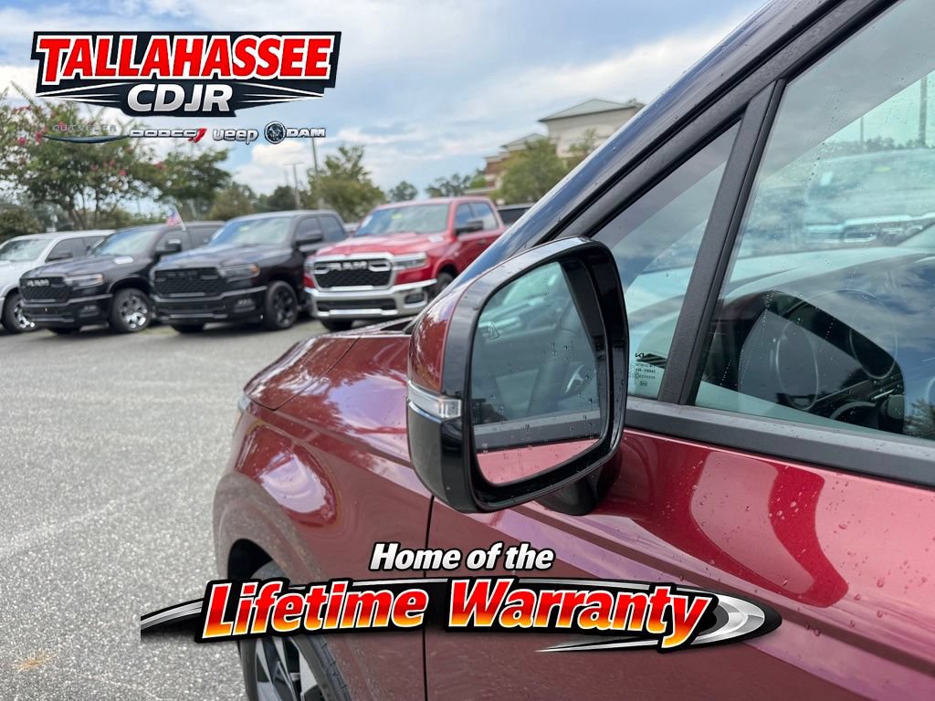 Used 2024 Kia Carnival EX FWD image 11