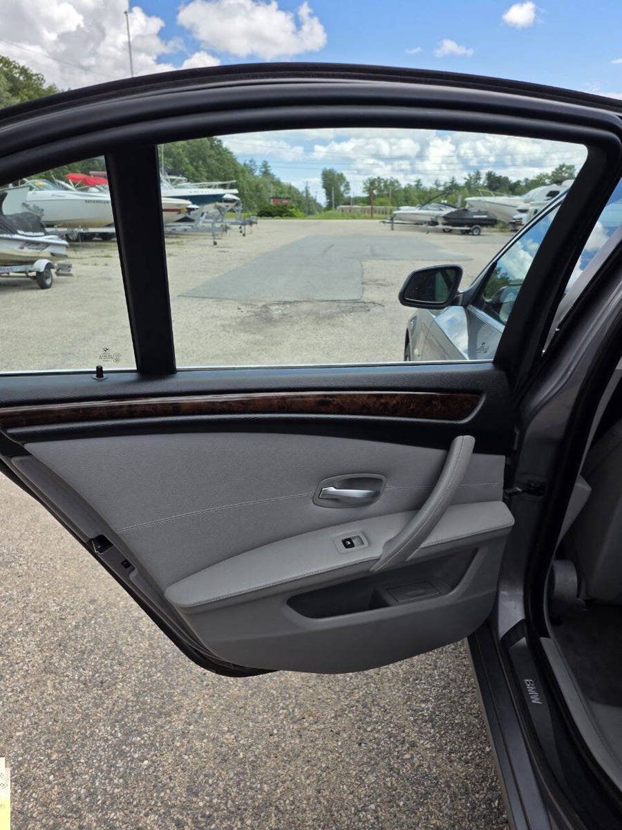Used 2010 BMW 528i xDrive Sedan AWD/4WD image 14