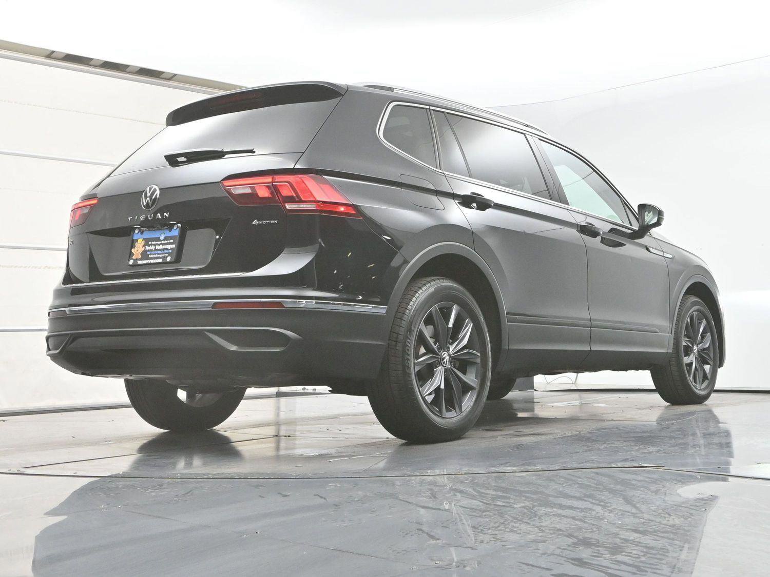 Certified 2022 Volkswagen Tiguan SE w/ Panoramic Sunroof Package AWD/4WD image 30