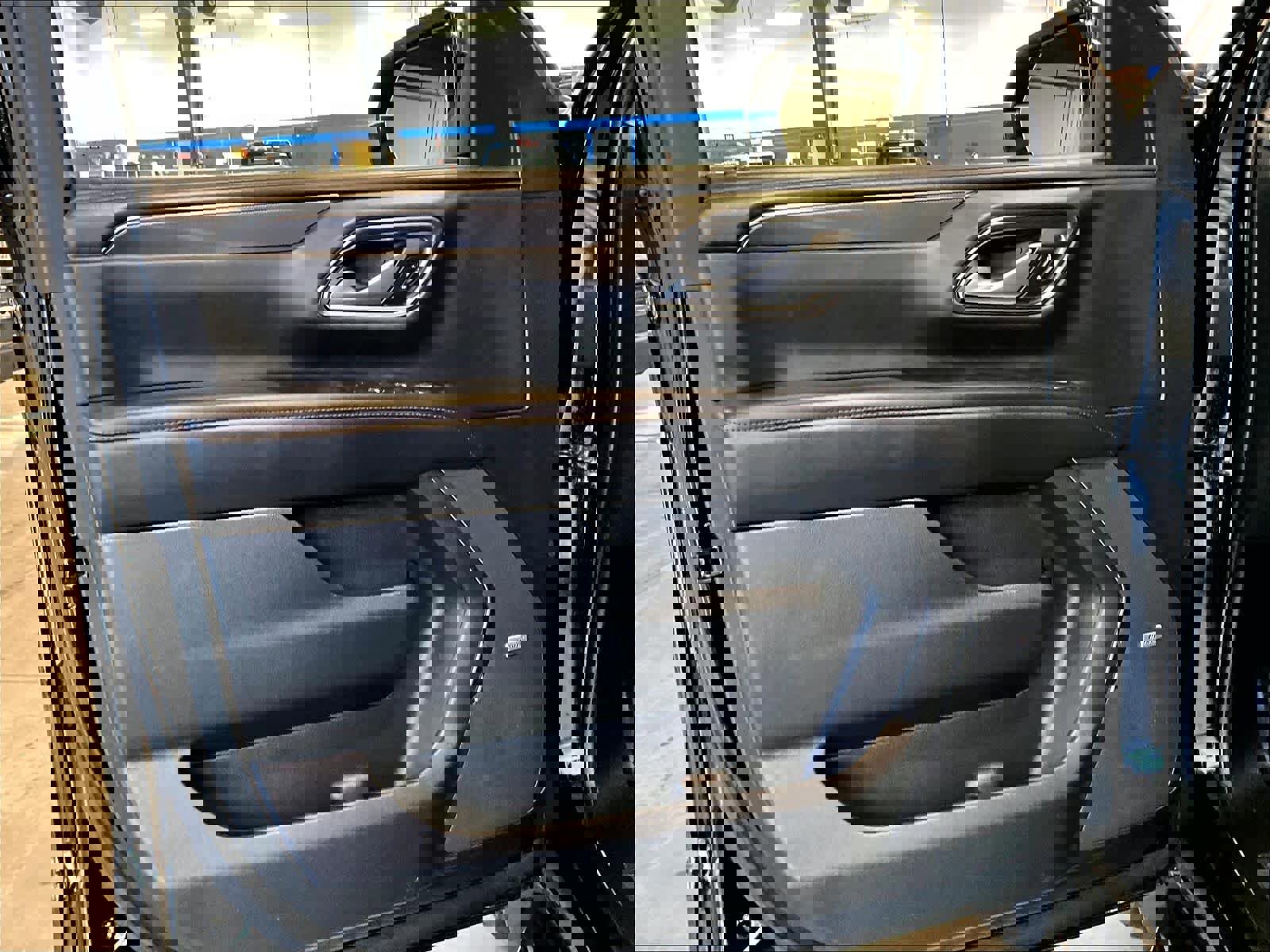 Used 2022 Chevrolet Suburban RST w/ Luxury Package image 9