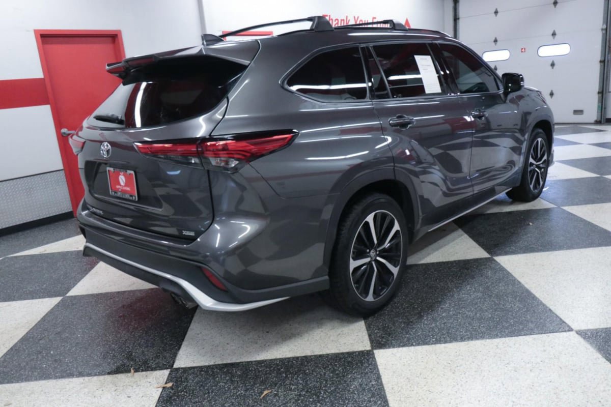 Used 2022 Toyota Highlander XSE FWD image 7