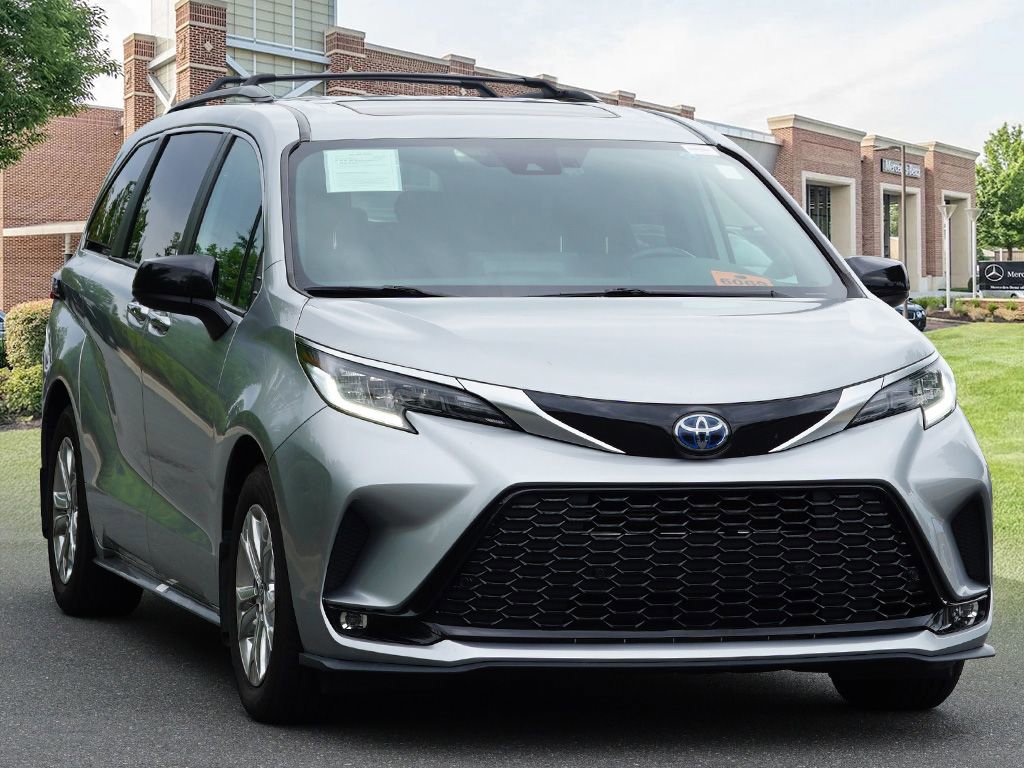 Used 2022 Toyota Sienna XSE AWD/4WD image 3