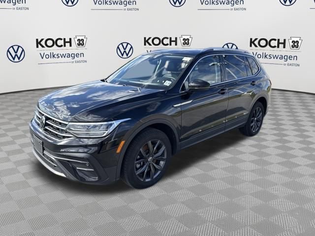 Used 2023 Volkswagen Tiguan SE w/ Panoramic Sunroof Package image 3