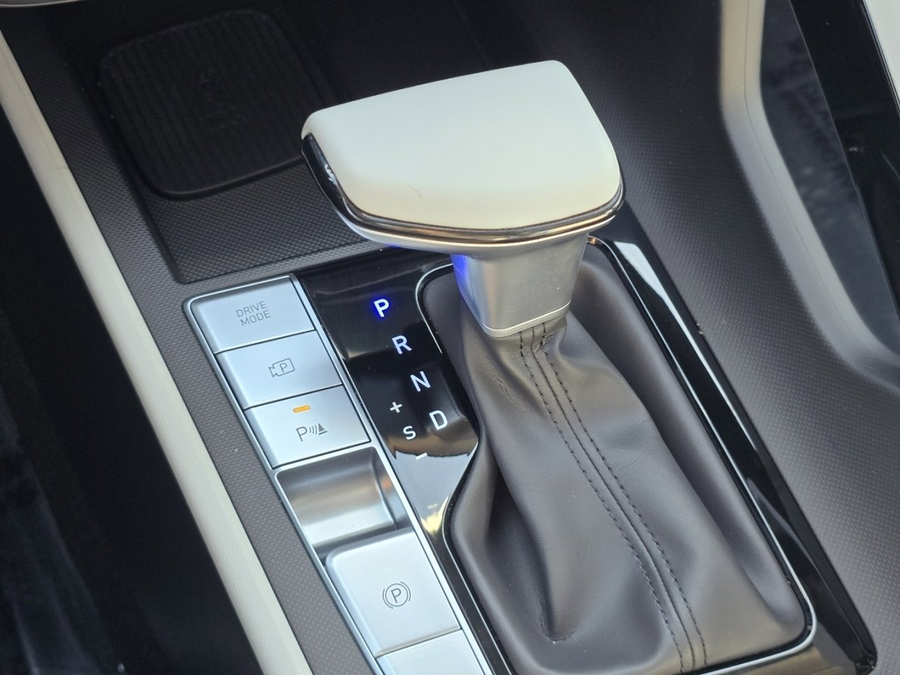 Used 2024 Hyundai Elantra Limited image 30