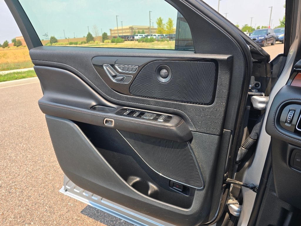 Used 2022 Lincoln Aviator Reserve w/ Equipment Group 201A AWD/4WD image 16