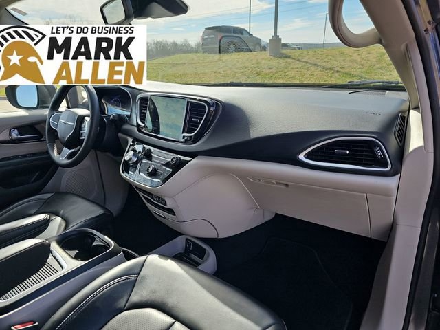 Used 2023 Chrysler Pacifica Touring-L FWD image 28