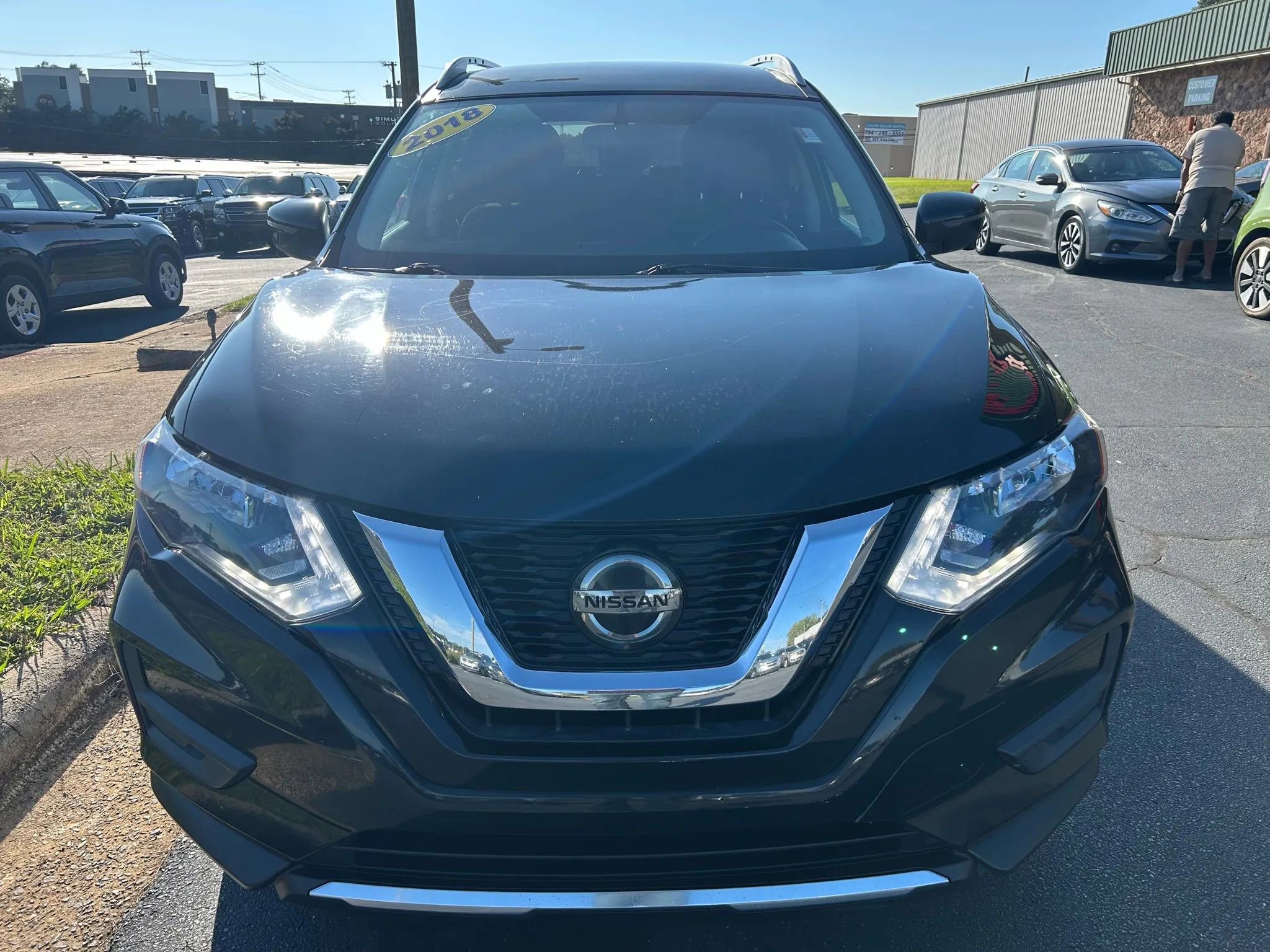 Used 2018 Nissan Rogue SV w/ Premium Package image 2