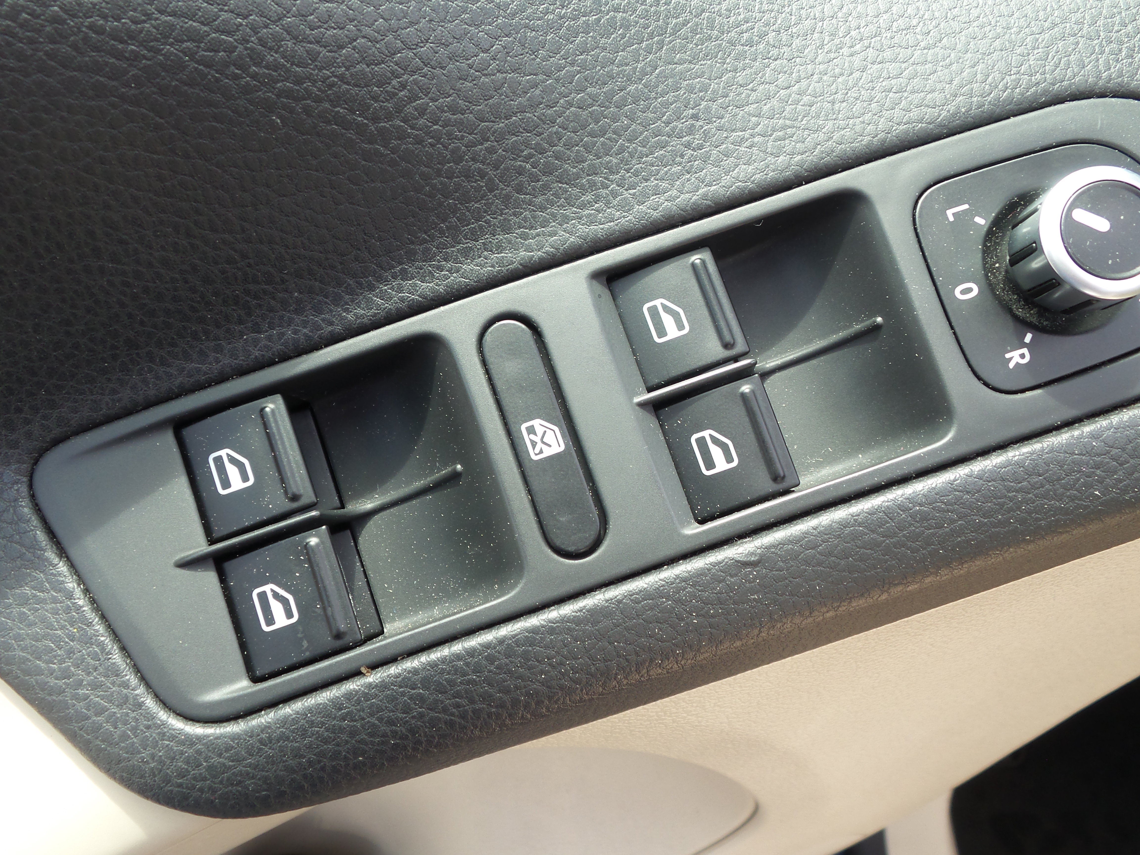 Used 2015 Volkswagen Tiguan SEL FWD image 27