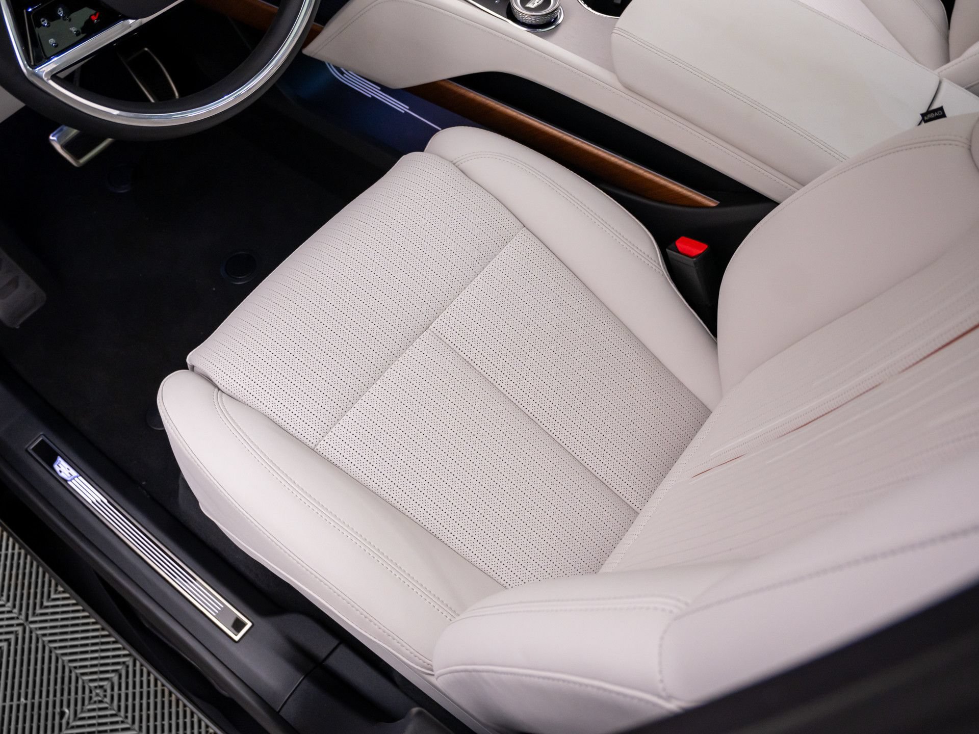 New 2027 Cadillac Vistiq Luxury w/ LPO, Floor Liner Package AWD/4WD image 13