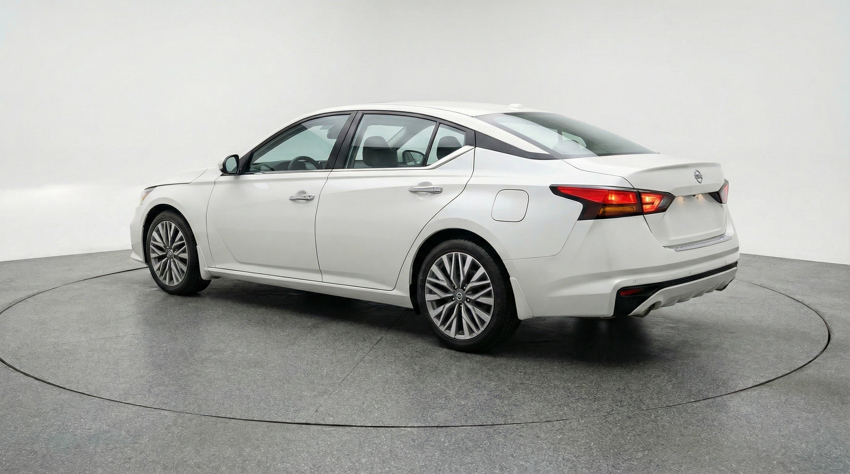 Used 2025 Nissan Altima 2.5 SV image 6
