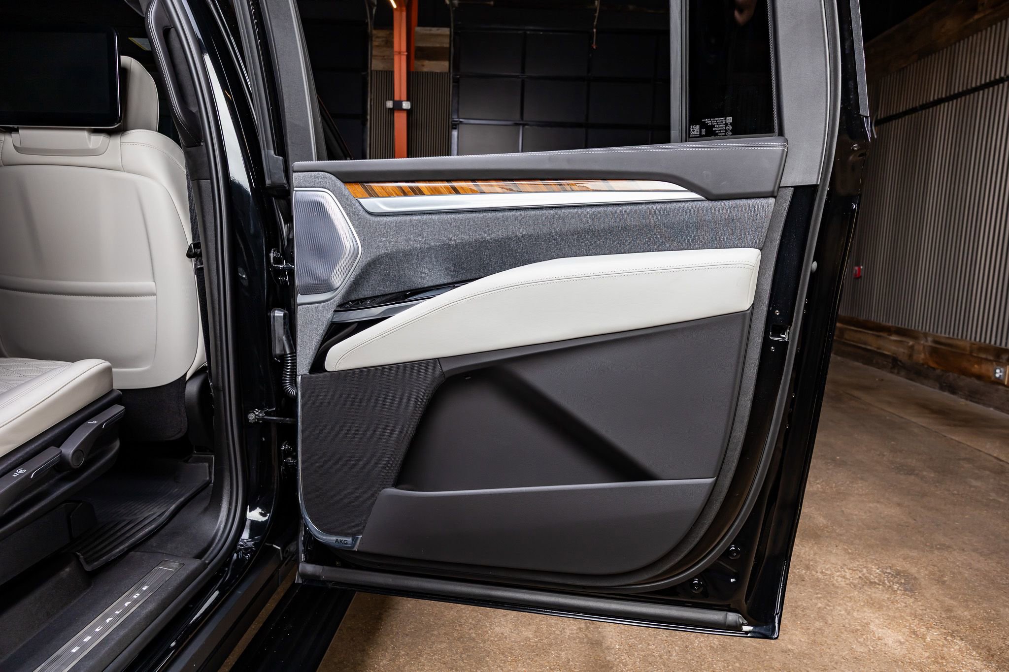 Used 2025 Cadillac Escalade ESV Sport Platinum w/ LPO, ONYX Package image 41