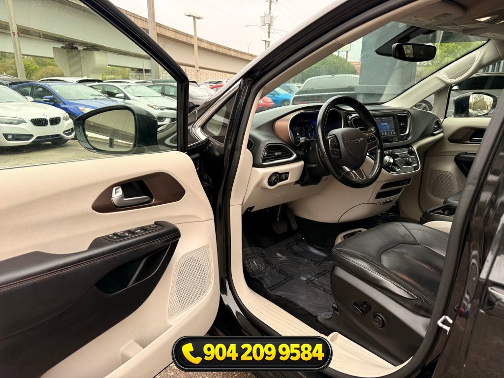 Used 2019 Chrysler Pacifica Touring-L image 22