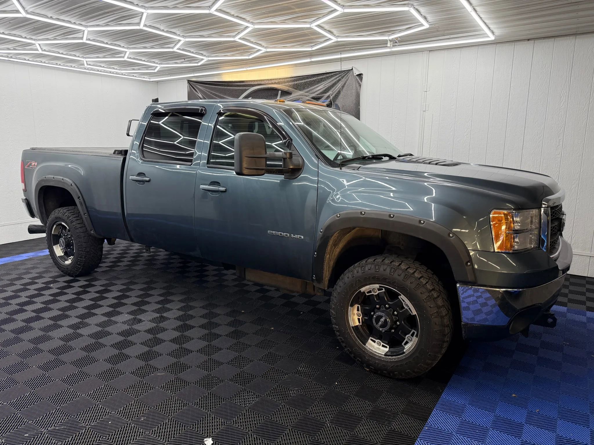 Used 2011 GMC Sierra 2500 SLT image 2
