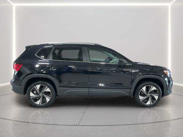 Used 2024 Volkswagen Taos SE w/ Panoramic Sunroof Package AWD/4WD image 7