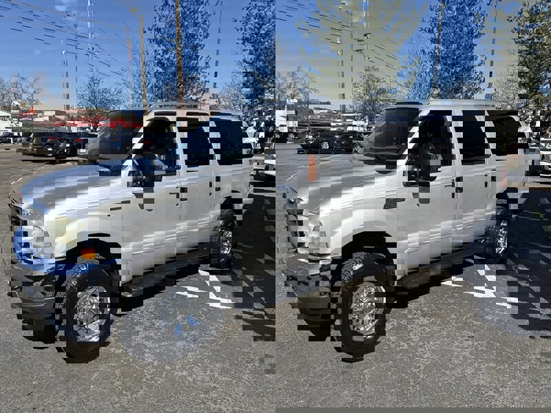 Used 2004 Ford Excursion XLT image 2