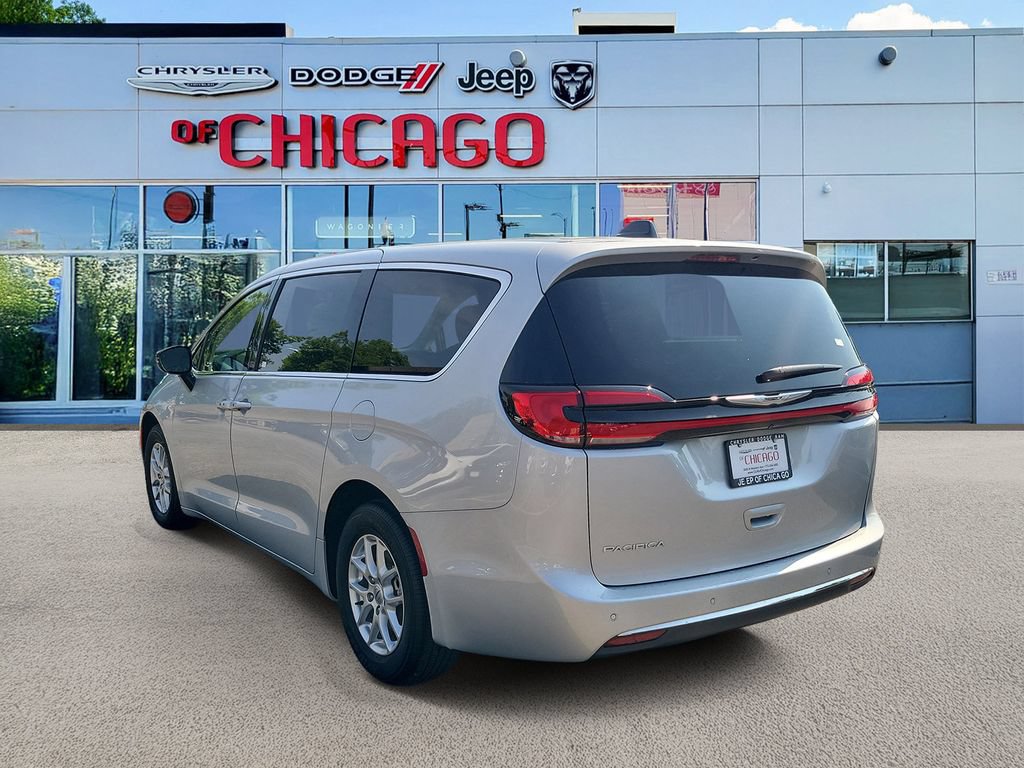 Certified 2024 Chrysler Pacifica Touring-L FWD image 3
