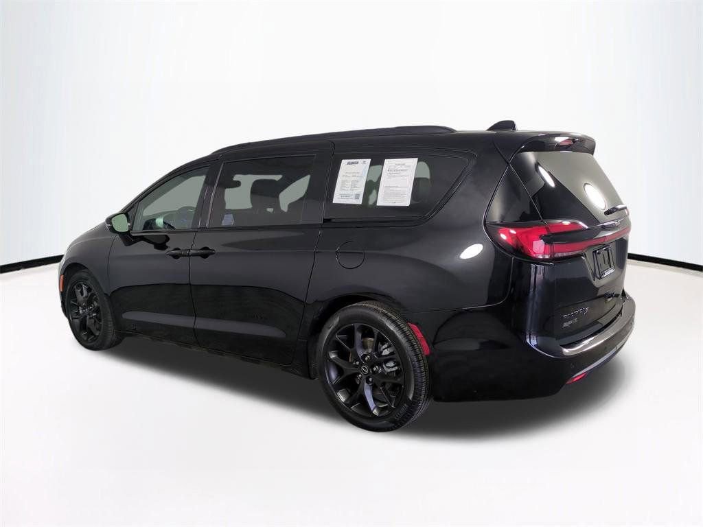 Used 2025 Chrysler Pacifica Limited image 7