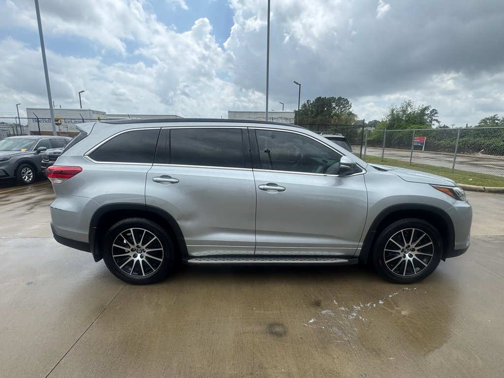 Used 2017 Toyota Highlander SE FWD image 9