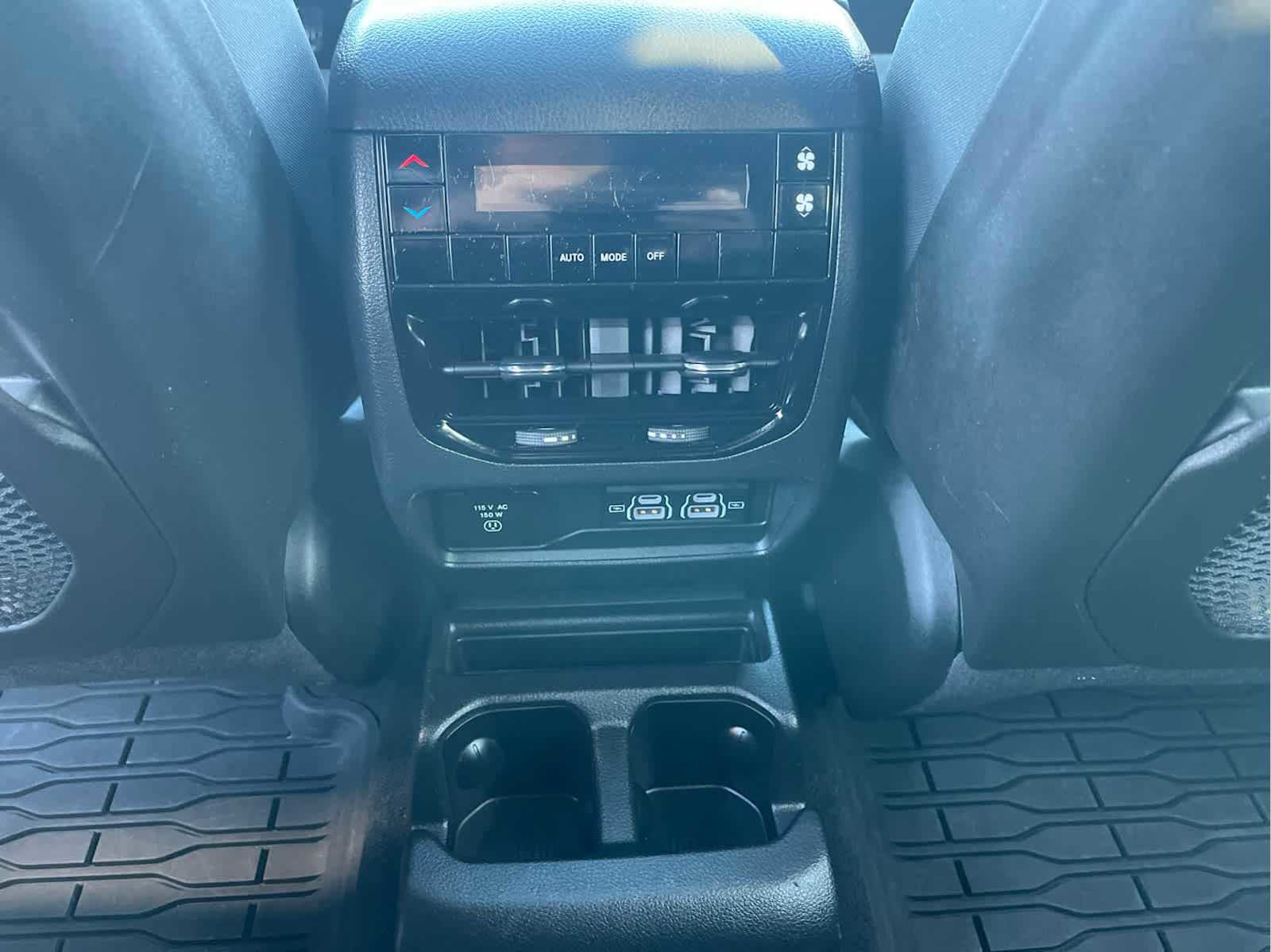 Used 2023 Jeep Grand Cherokee L Laredo image 27