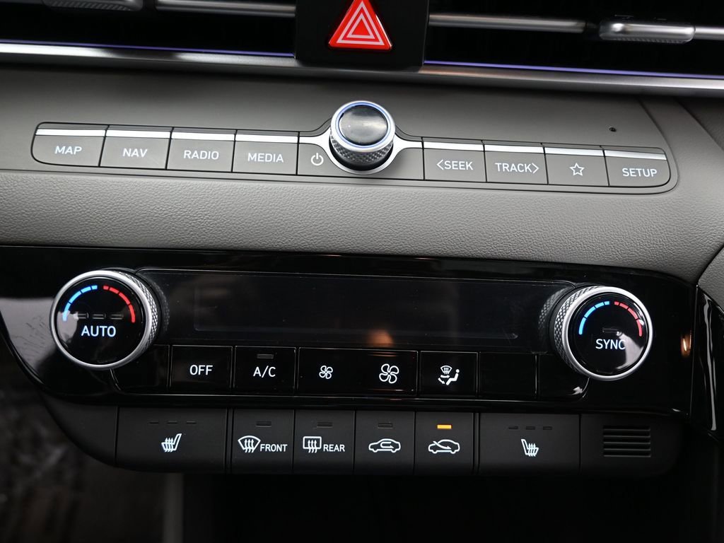 Used 2025 Hyundai Elantra SEL image 29