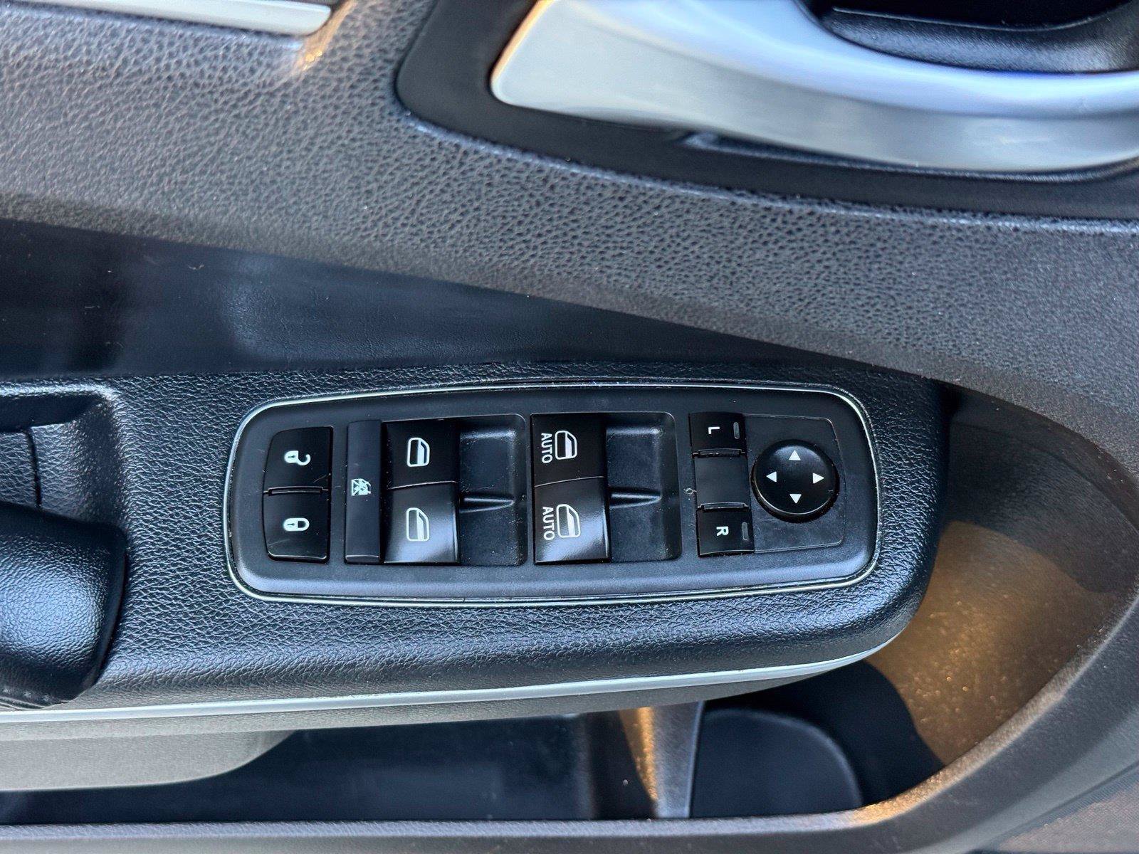 Used 2014 Chrysler 300 C RWD image 14