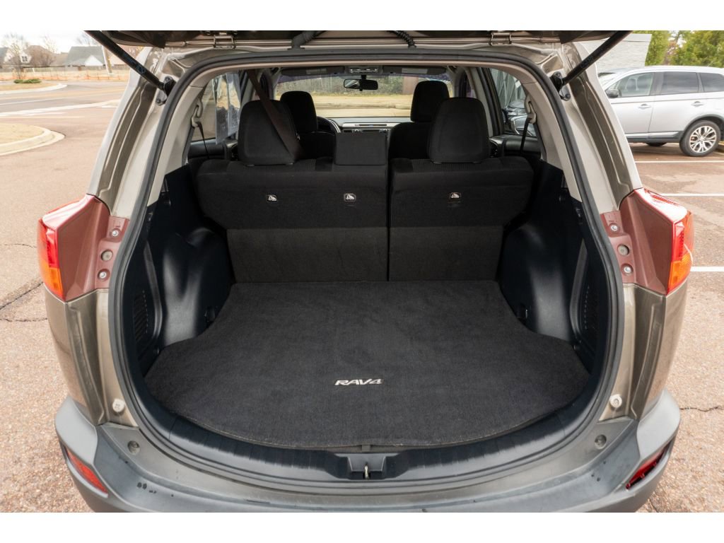 Used 2015 Toyota RAV4 LE image 14
