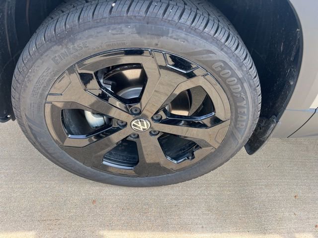 Used 2025 Volkswagen Taos SEL w/ Taos Adventure Package (SXB) image 12