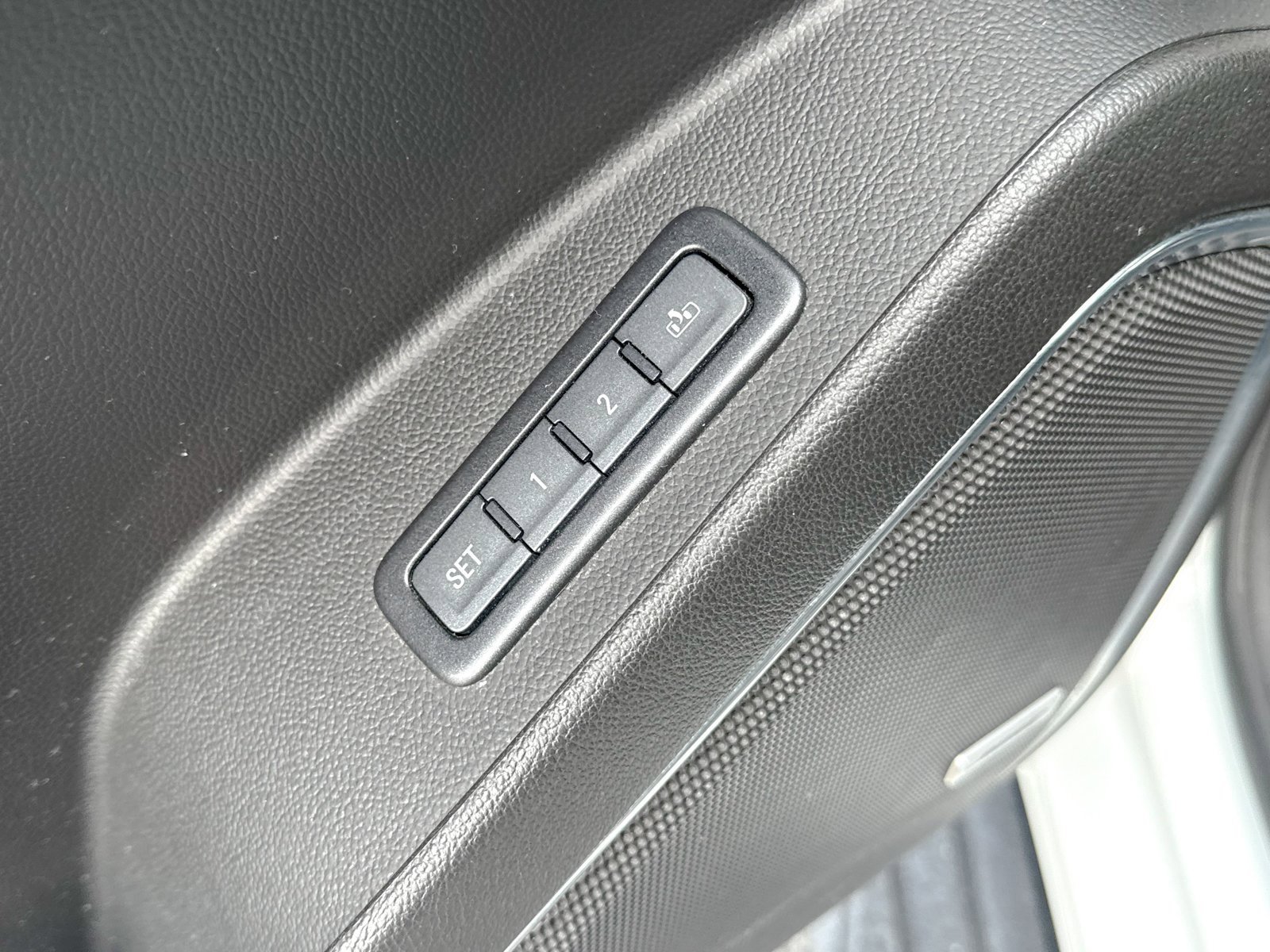 Used 2018 Chevrolet Suburban LT image 20