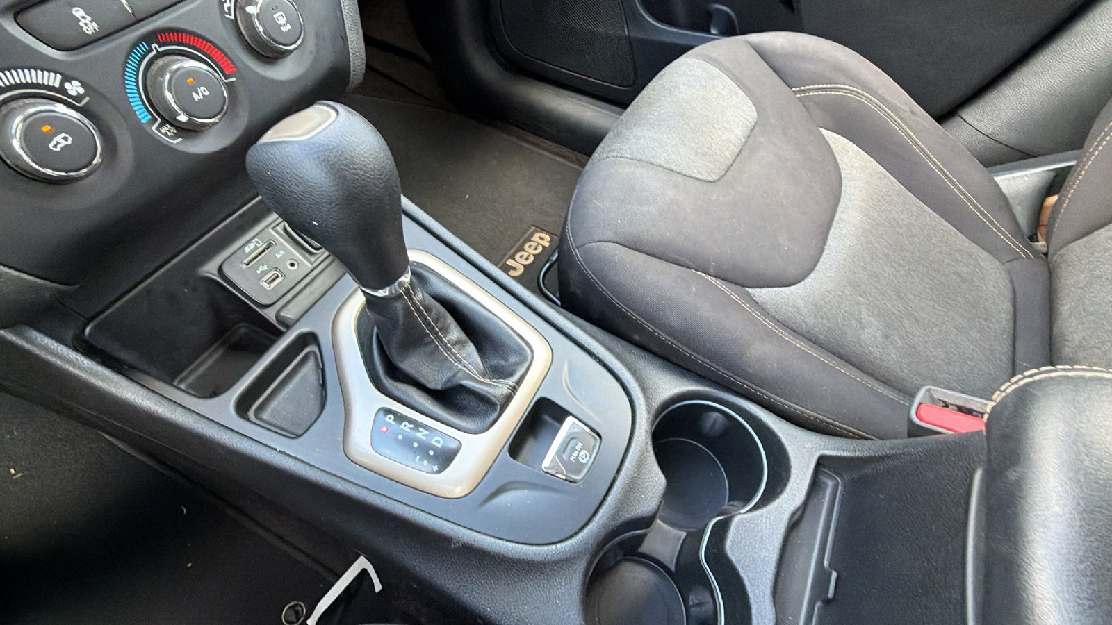 Used 2018 Jeep Cherokee Latitude w/ Altitude Package FWD image 30