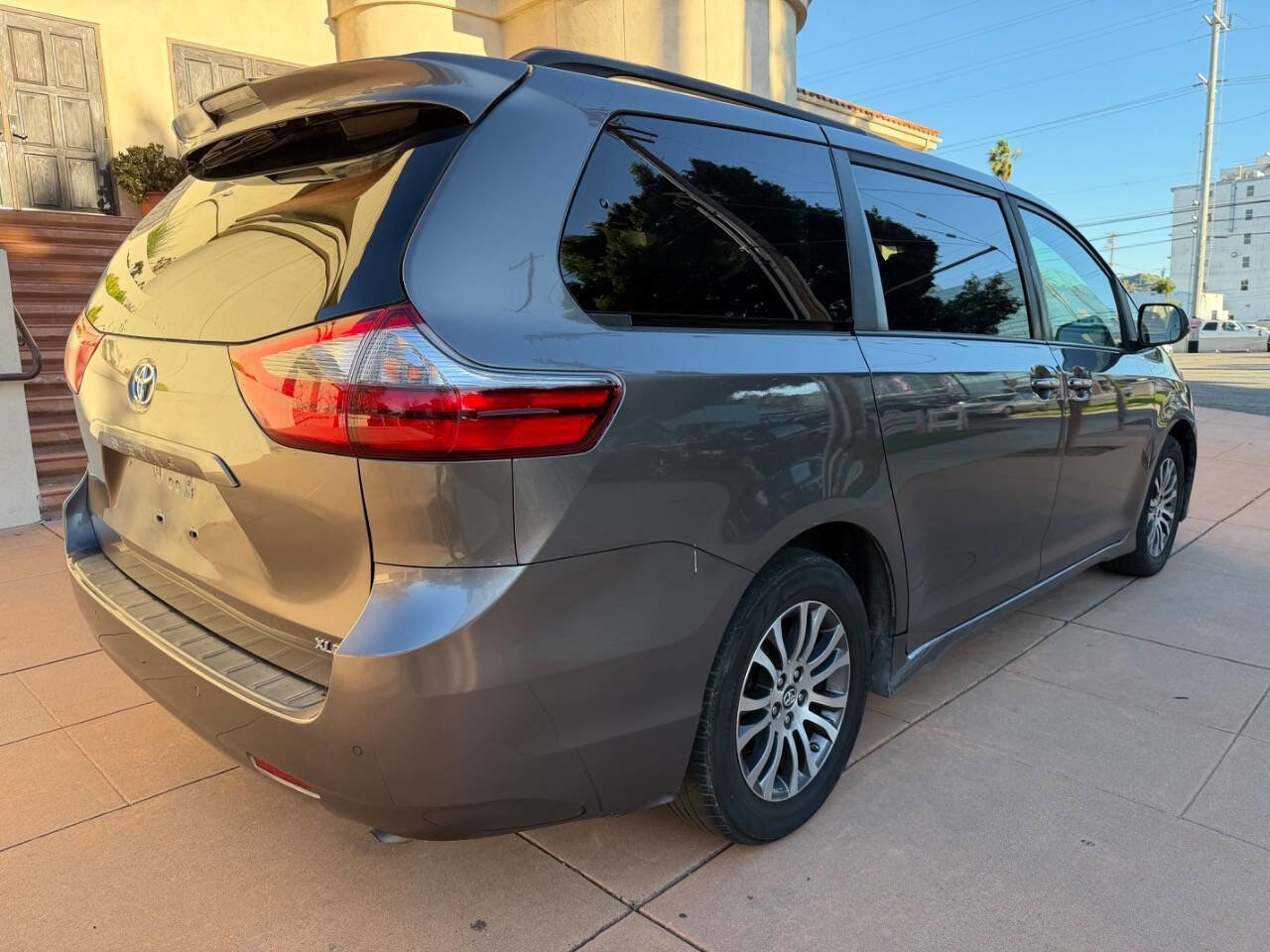 Used 2020 Toyota Sienna XLE w/ XLE Navigation Package image 4