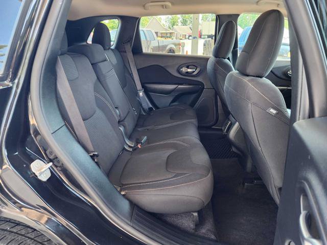 Used 2016 Jeep Cherokee Latitude w/ Cold Weather Group AWD/4WD image 16
