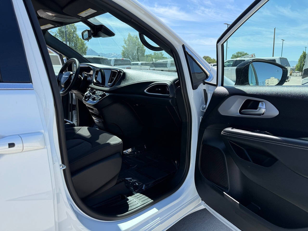 Used 2024 Chrysler Pacifica Touring FWD image 22