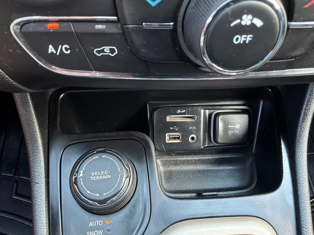 Used 2015 Jeep Cherokee Latitude w/ Cold Weather Group AWD/4WD image 26
