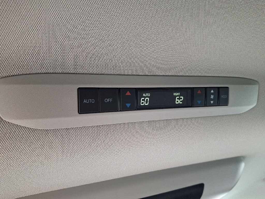 Used 2026 Toyota Sienna XLE FWD image 13