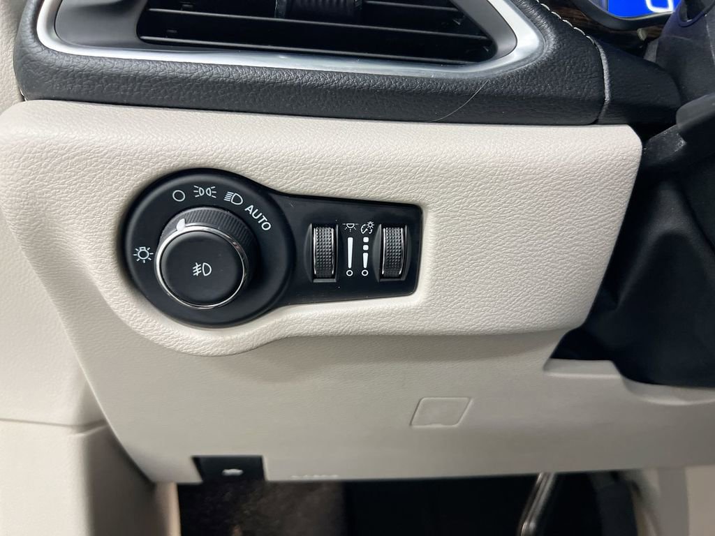 Used 2023 Chrysler Pacifica Limited image 19