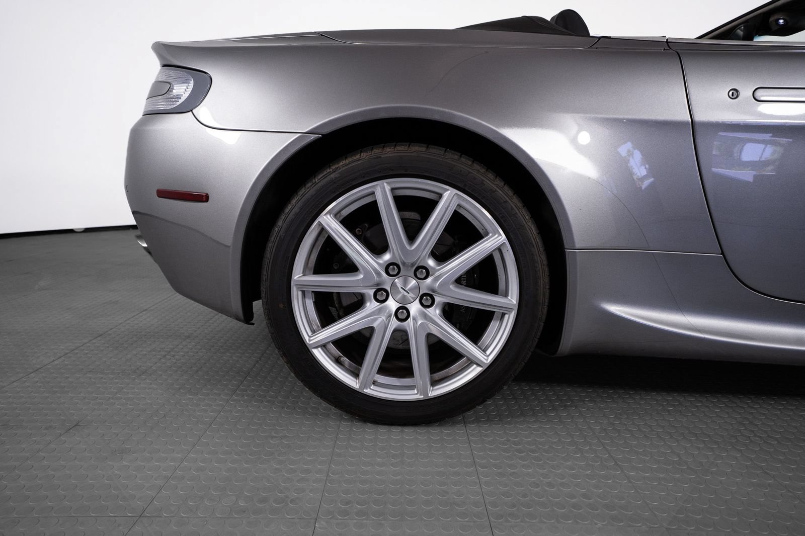 Used 2012 Aston Martin V8 Vantage Roadster RWD image 28
