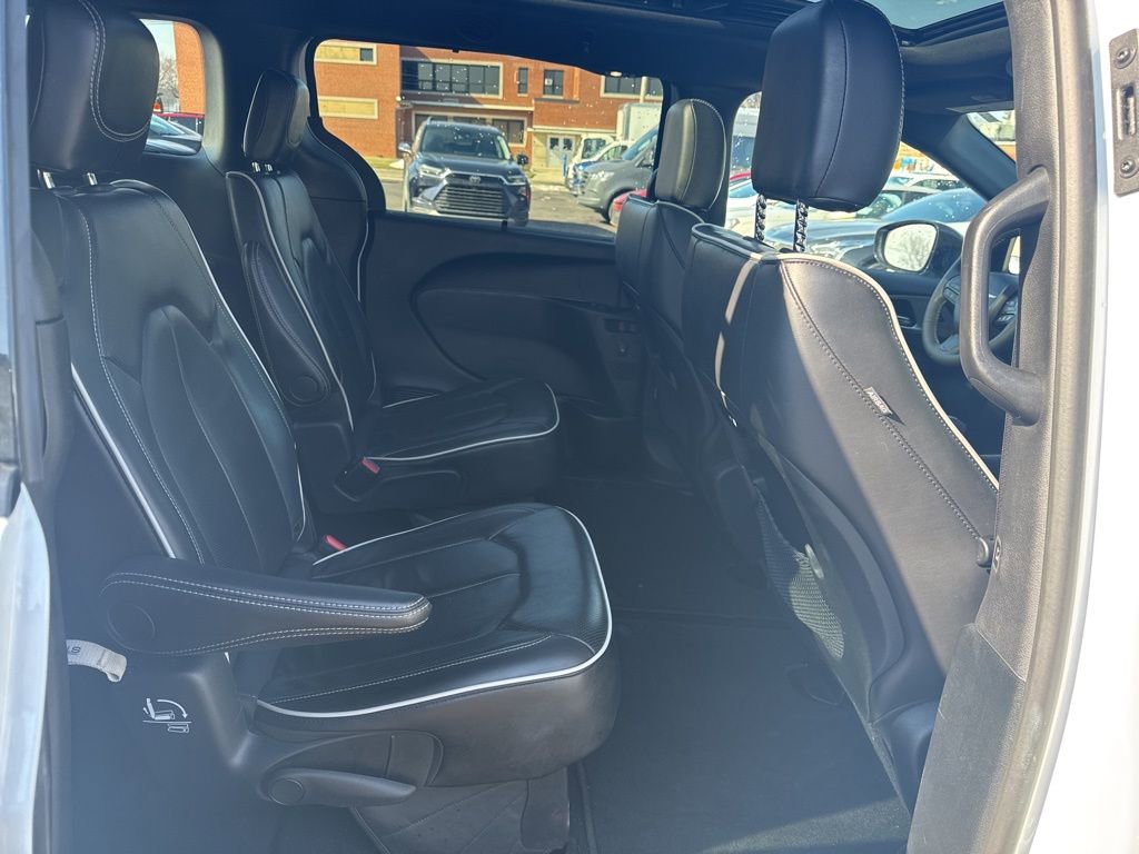 Used 2025 Chrysler Pacifica Limited image 36