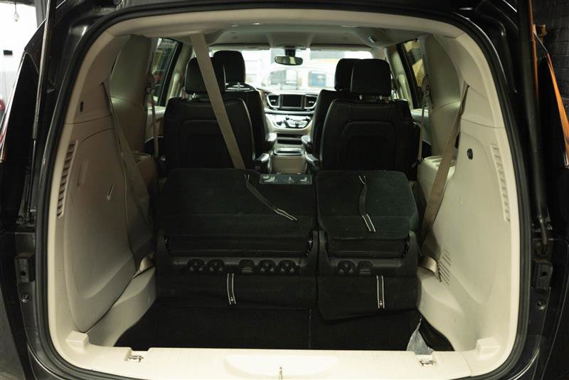Used 2019 Chrysler Pacifica Touring-L FWD image 7