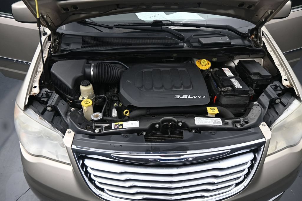 Used 2014 Chrysler Town & Country Touring FWD image 17