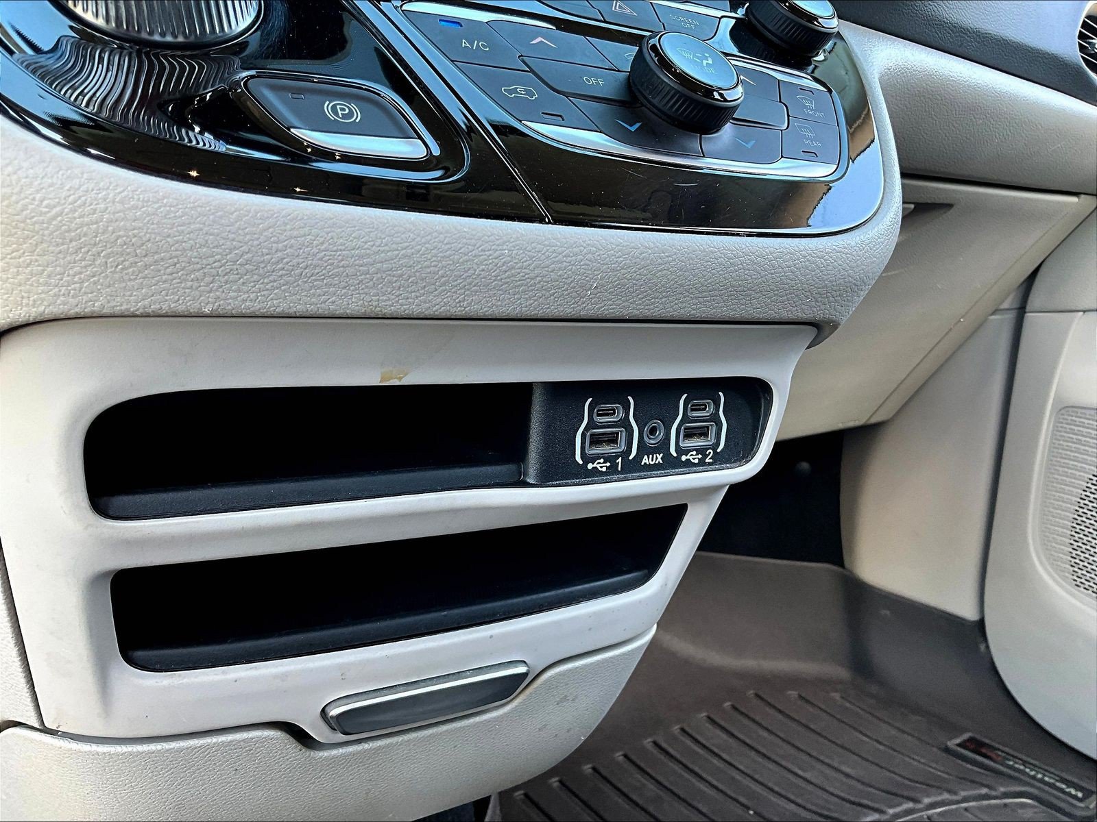 Used 2023 Chrysler Voyager LX FWD image 14