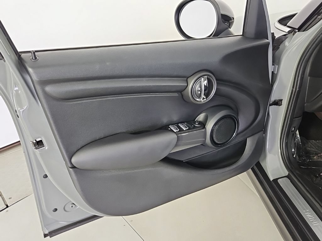 Used 2017 MINI Cooper 4-Door Hardtop FWD image 11