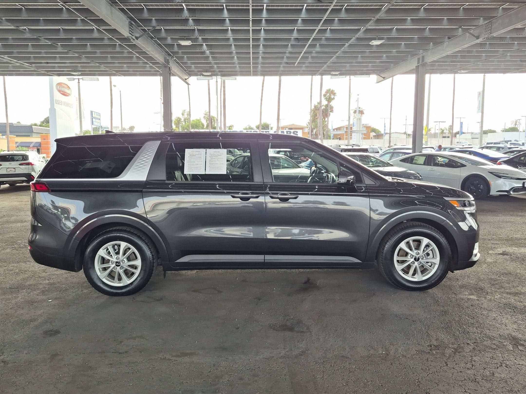 Used 2024 Kia Carnival LX FWD image 5