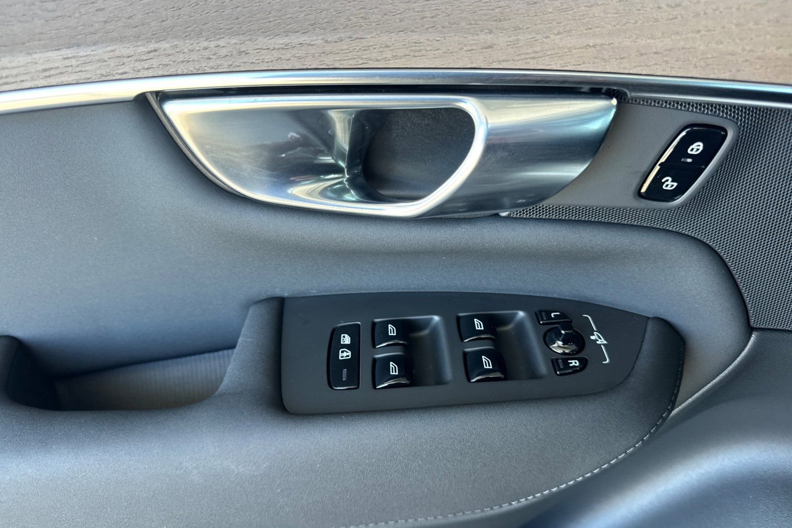 Certified 2025 Volvo XC90 B6 Core w/ Climate Package image 14